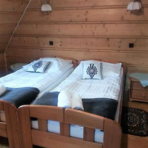Pokój z dwoma pojedynczymi łóżkami
